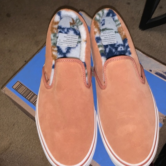 Peach color faux fur vans - Picture 2 of 3